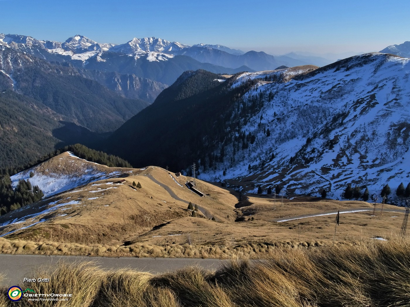 63 Vista sulla Via Priula con Casera Ancogno (1650 m) da dove son salito.JPG